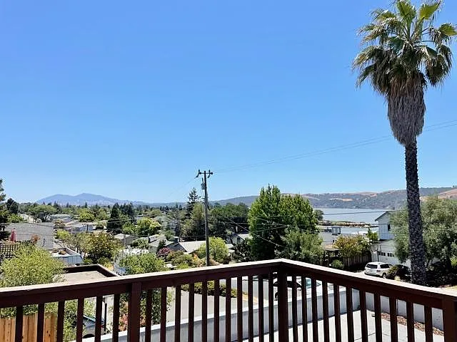 1083 W L St — Photo 3