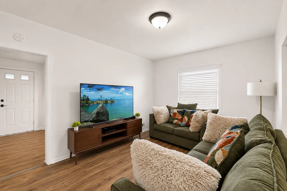 3 bed, 1.0 bath, 1080 sqft, $2,500 — Photo 1