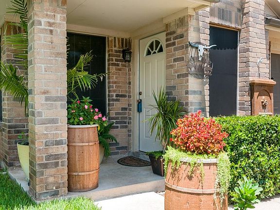 3rd image of 4833 Woodstock Dr