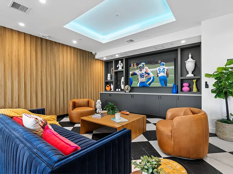 MODERNO Axis Luxury Living — Photo 8