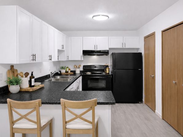 Eastwood Village, 6181 Upper 35th St N #8c5a7e241, Saint Pau