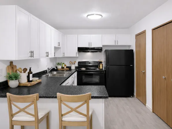 Eastwood Village, 6181 Upper 35th St N #8c5a7e241, Saint Paul, MN 55128