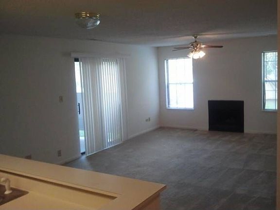 Open Floor plan/Fireplace