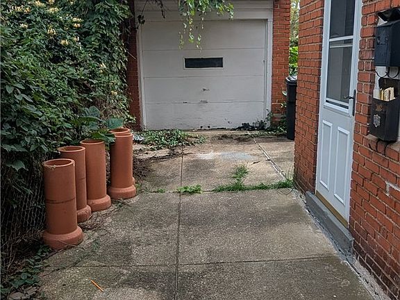 4th image of 951 Royal Rd