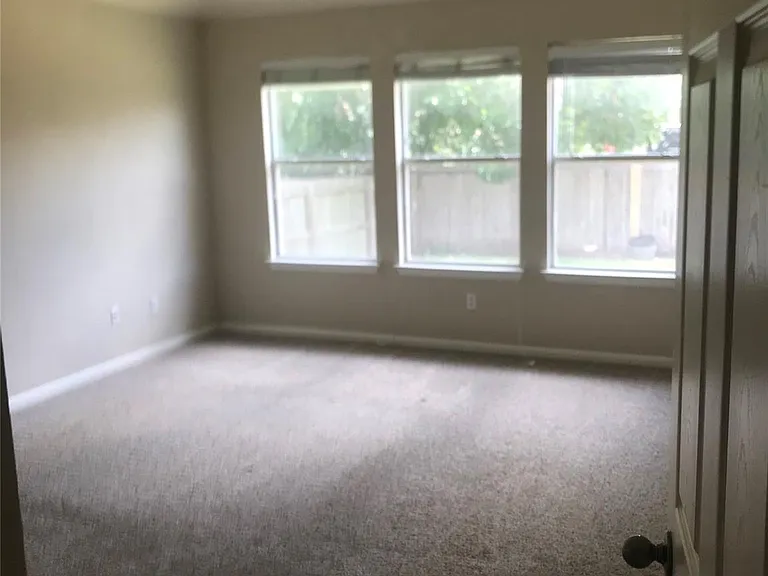 913 Rochester Castle Way — Photo 15