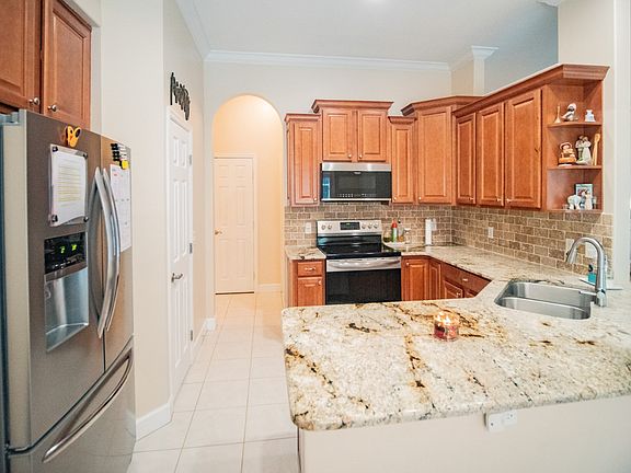 4th image of 225 SW Stafford Ct