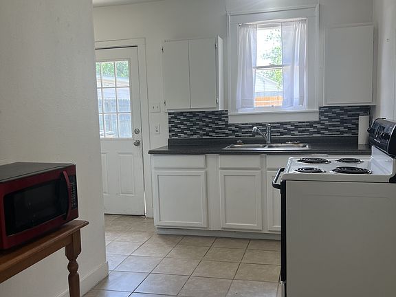 4th image of 121 N Van Buren St APT A