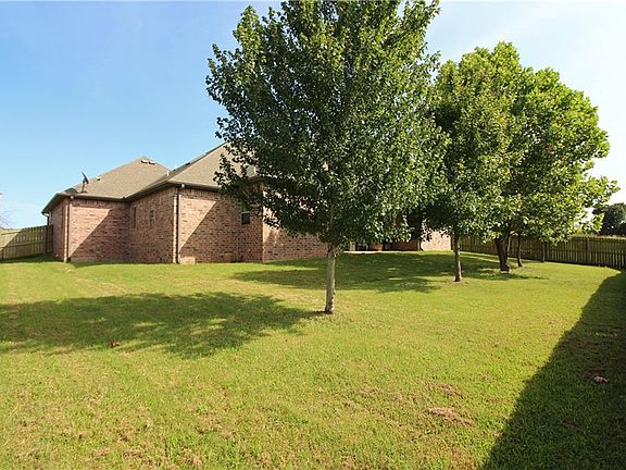 3rd image of 612 Lyndal Ln
