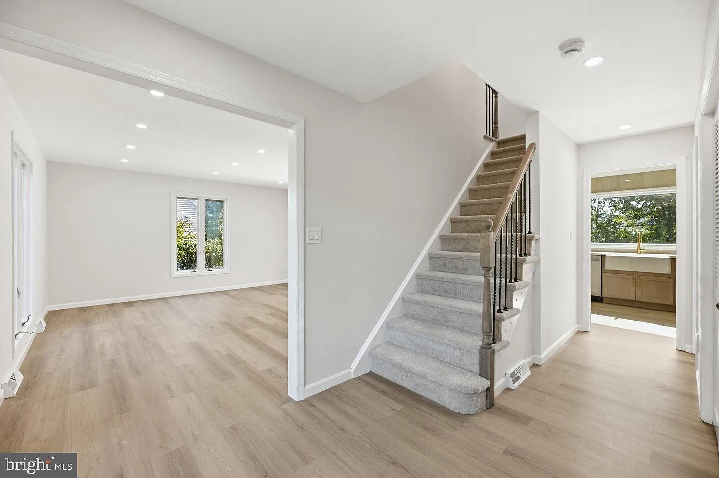 4 bed, 2.5 bath, 2500 sqft, $6,000 — Photo 4