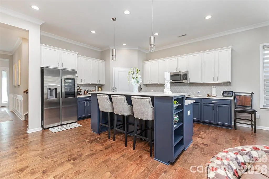 4 bed, 2.5 bath, 2415 sqft, $3,000 — Photo 3