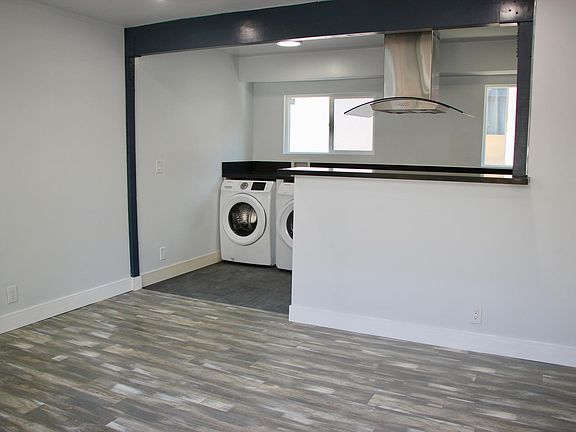5th image of 3106 W Victory Blvd #B