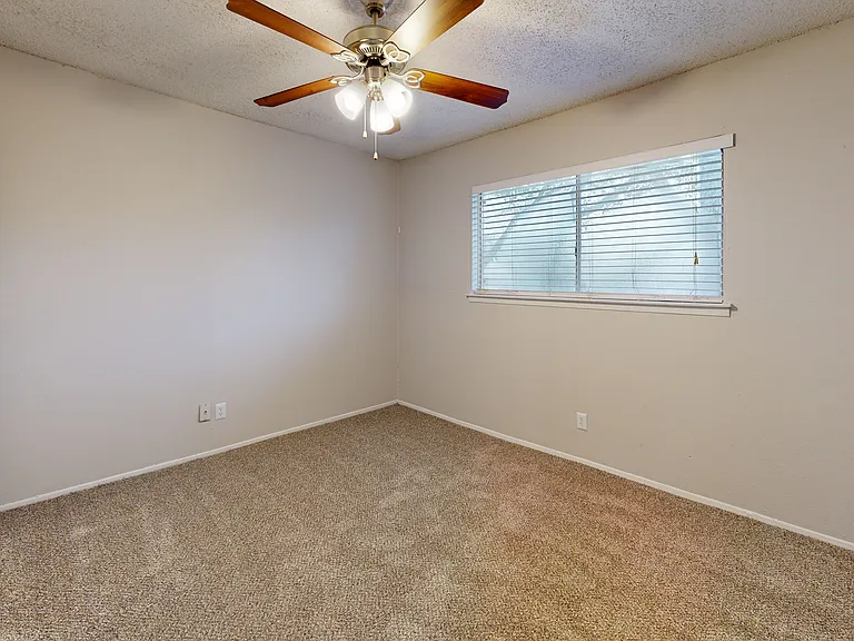 Lake Breeze Apartments — Photo 4