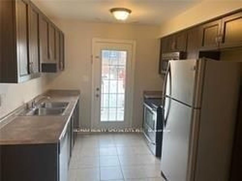 Brampton Townhouse for rent - 3 Bedrooms — photo 5