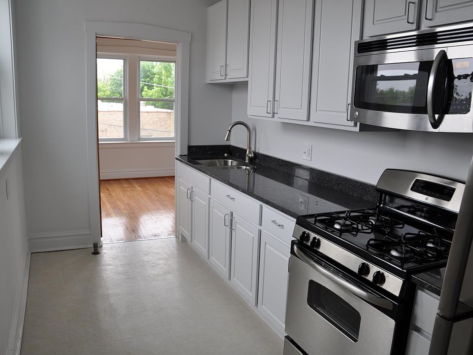 1st image of 2514 W Belle Plaine Ave #3