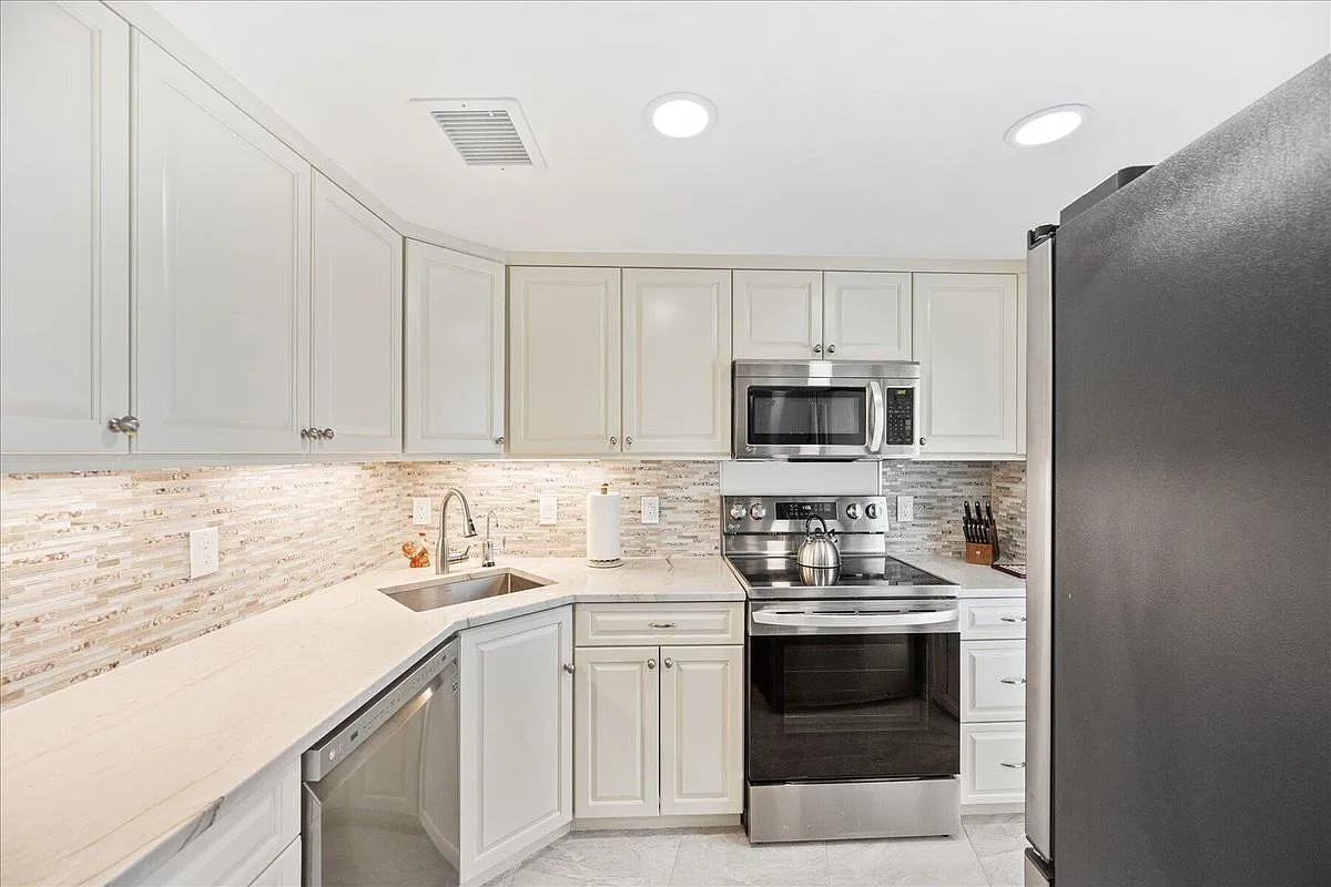 1 bed, 1.0 bath, 800 sqft, $8,000 — Photo 2