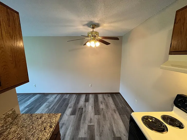 Oakridge Apartments — Photo 33