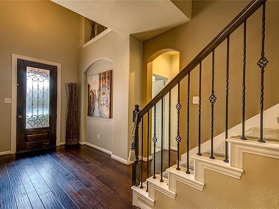 3rd image of 1611 Mockingbird Dr