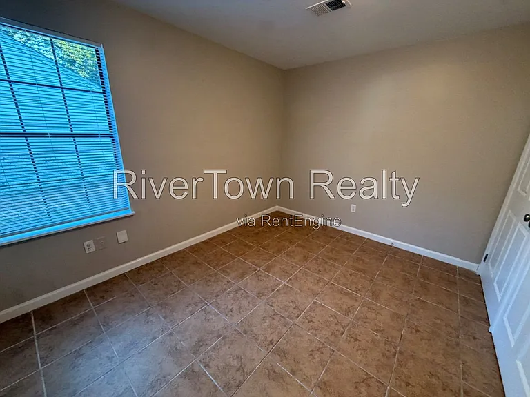 1102 Maria St — Photo 10