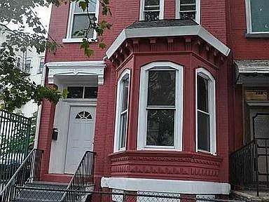 118 Clinton Ave — Photo 3