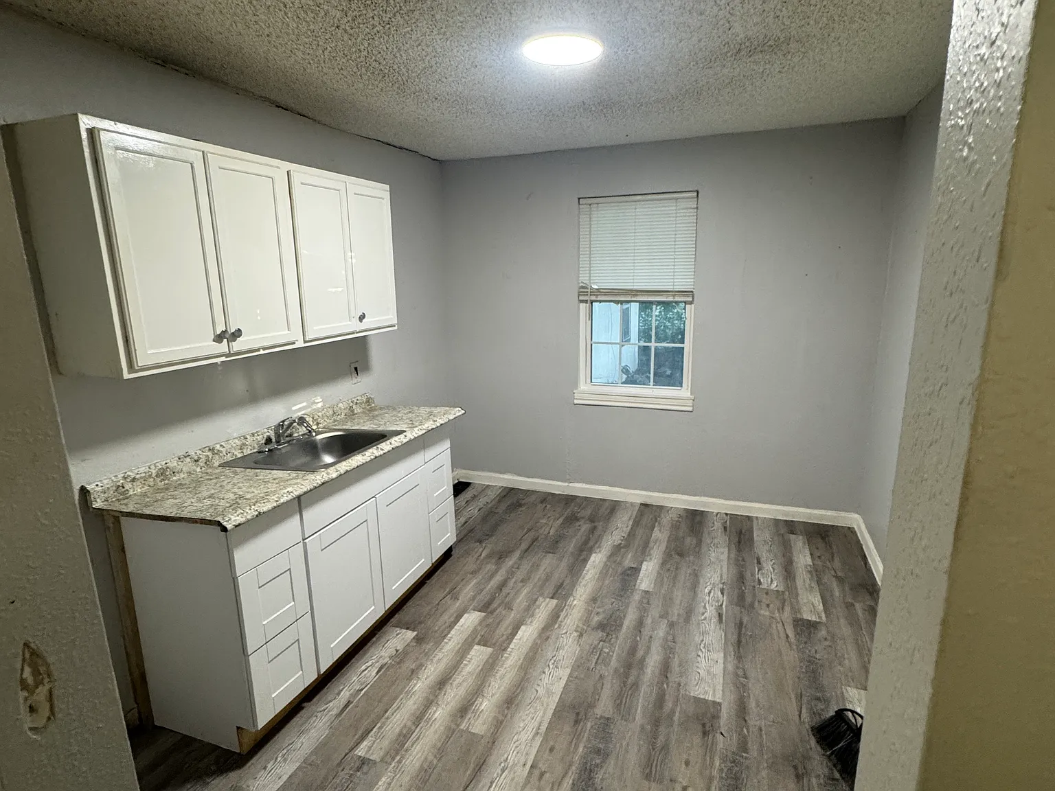 3 bed, 800 sqft, $1,300 — Photo 3