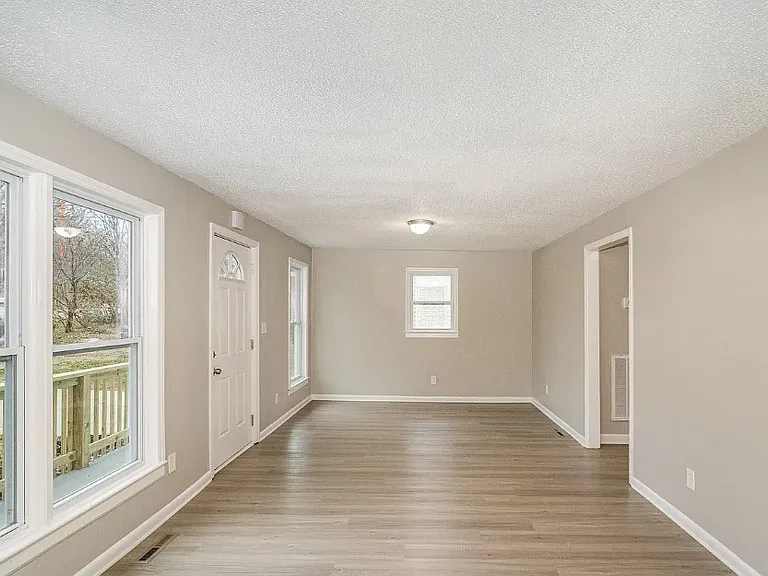 433 Greenwood Dr — Photo 5
