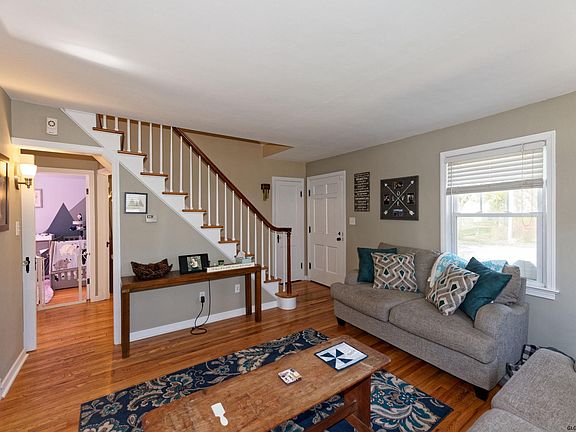 4th image of 11 Bartlett Pl