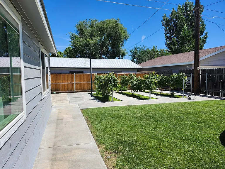 1014 Perkins Ave — Photo 5