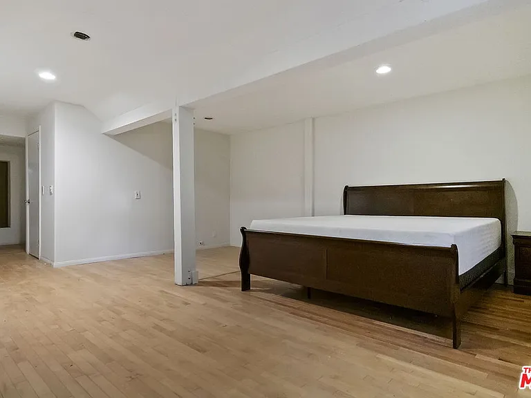 1478 Sunset Plaza Dr — Photo 28