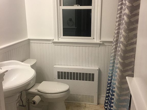 Bathroom tub / shower