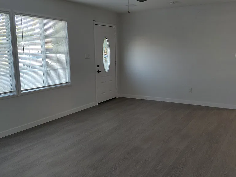 1546 Folkestone St — Photo 7