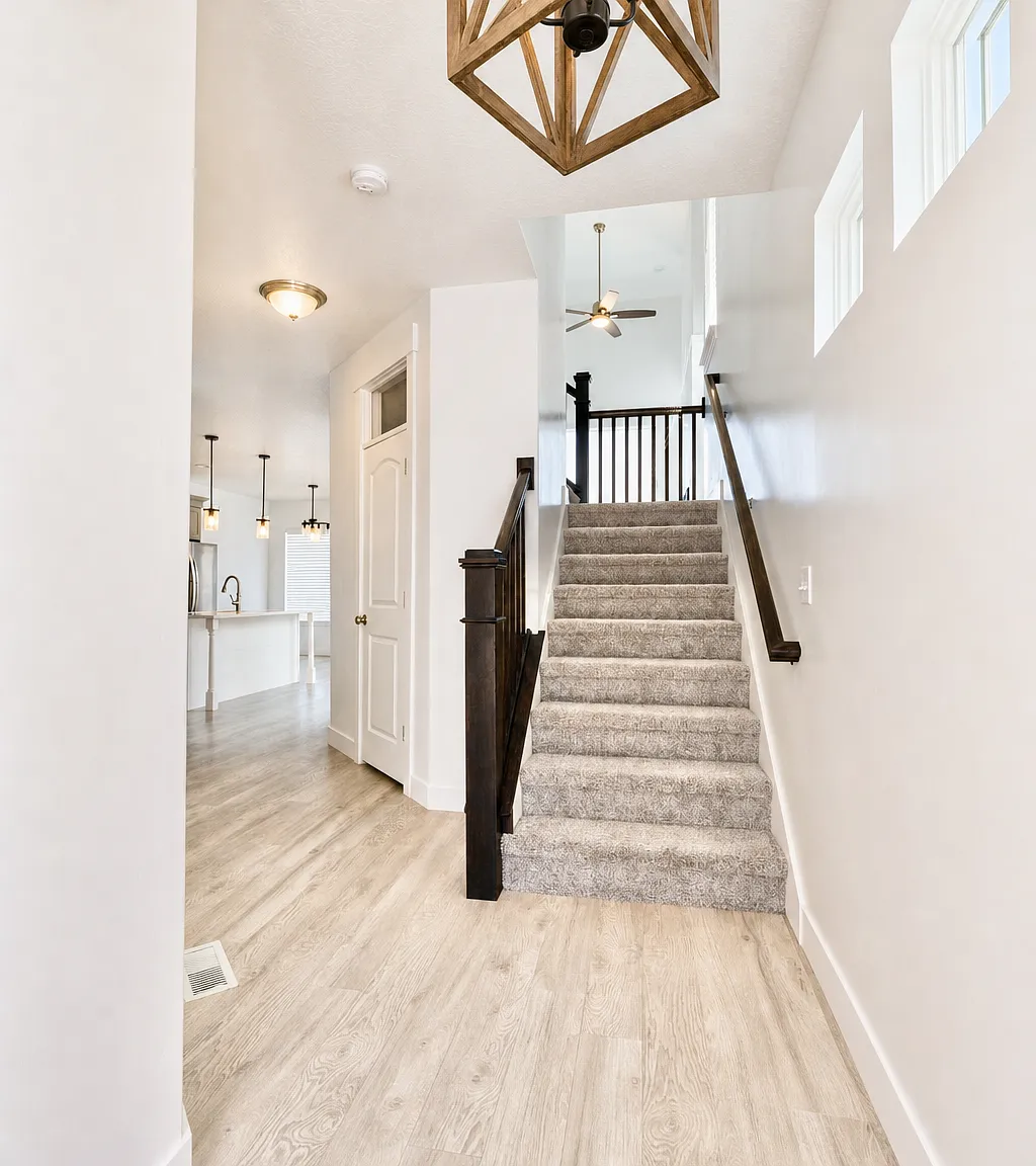 Spacious 4-Bedroom Townhouse Oasis in Herriman Your Dream Home Awaits! — Photo 4