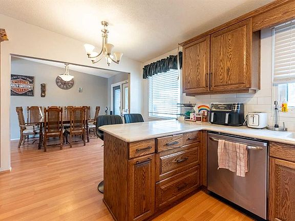 5th image of 2 E Honeysuckle Rd N