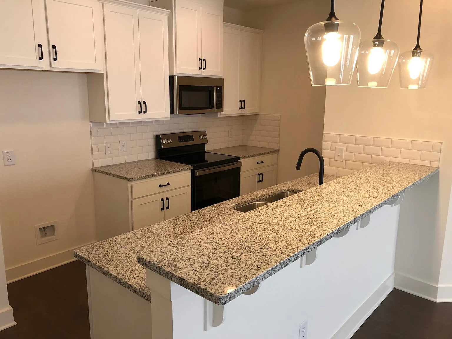 3 bed, 2.5 bath, 1500 sqft, $1,950 — Photo 2