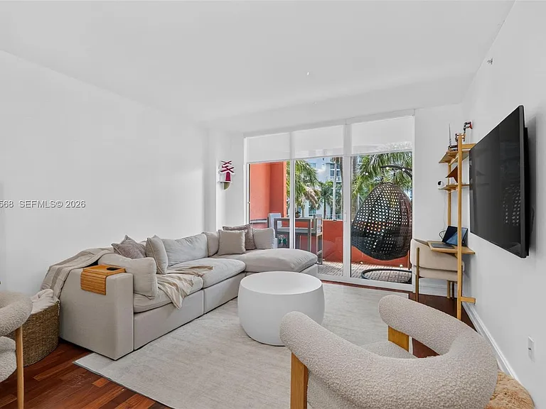 2000 N Bayshore Dr #306 — Photo 1
