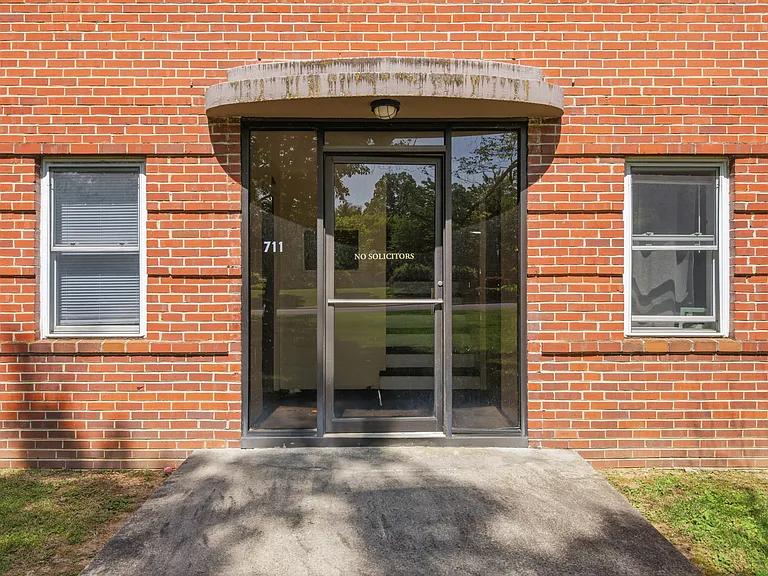 707 S Main St #B2 — Photo 2