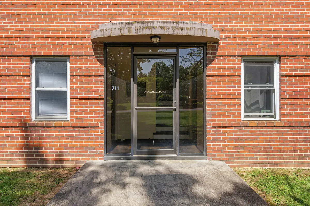 Building Photo - 707 S Main St #B2