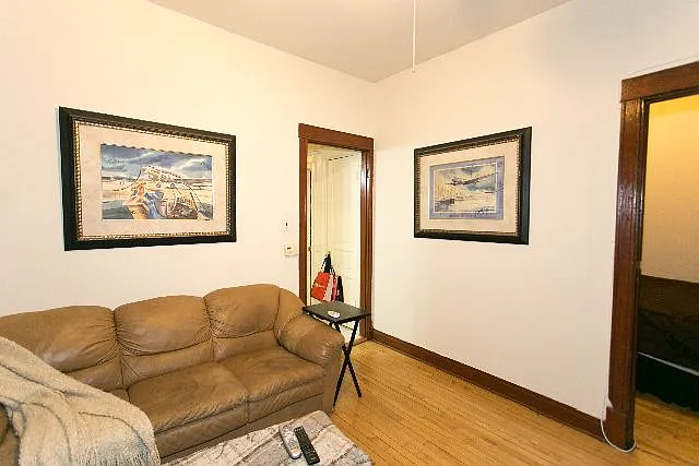 1927 W Schiller St #1 — Photo 8