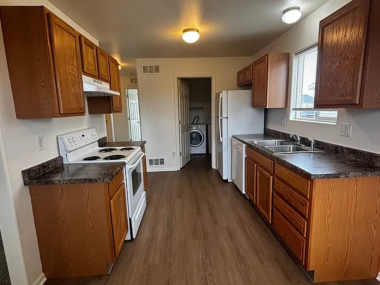 PM 280 - 639 W. 2nd Street — Photo 14