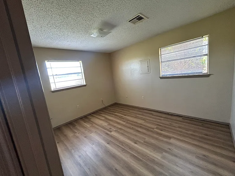 6303 NW Elm Ave #B — Photo 3
