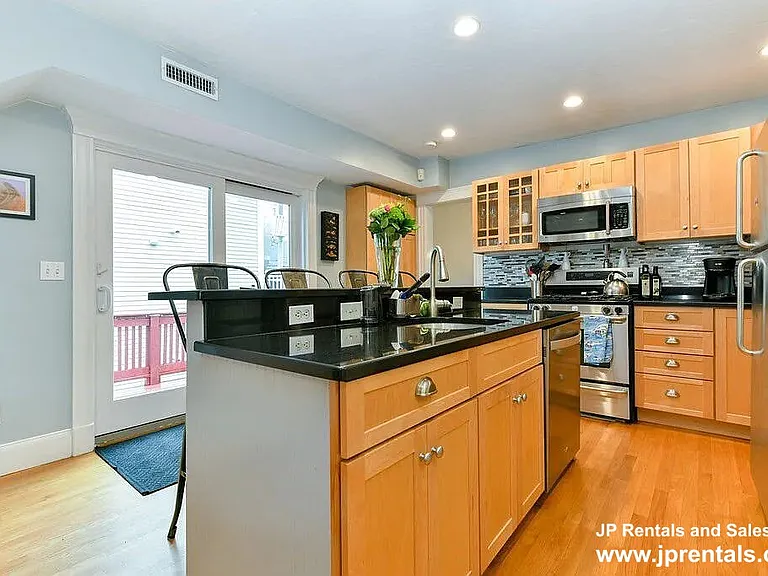 202 W 7th St #2 — Photo 1