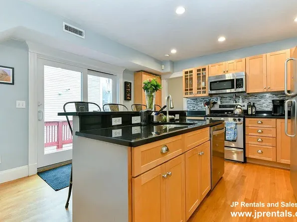 202 W 7th St #2, South Boston, MA 02127