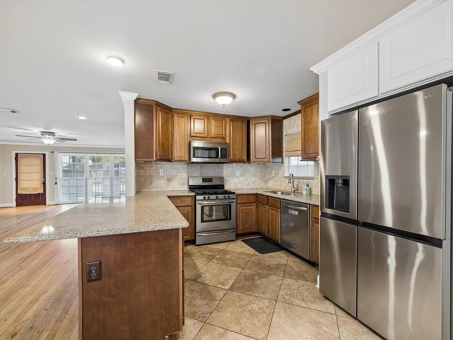 3 bed, 2.0 bath, 1624 sqft, $2,755 — Photo 4