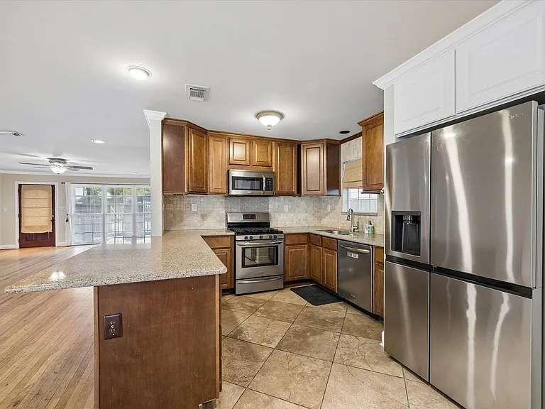 1221 Aurora St — Photo 4