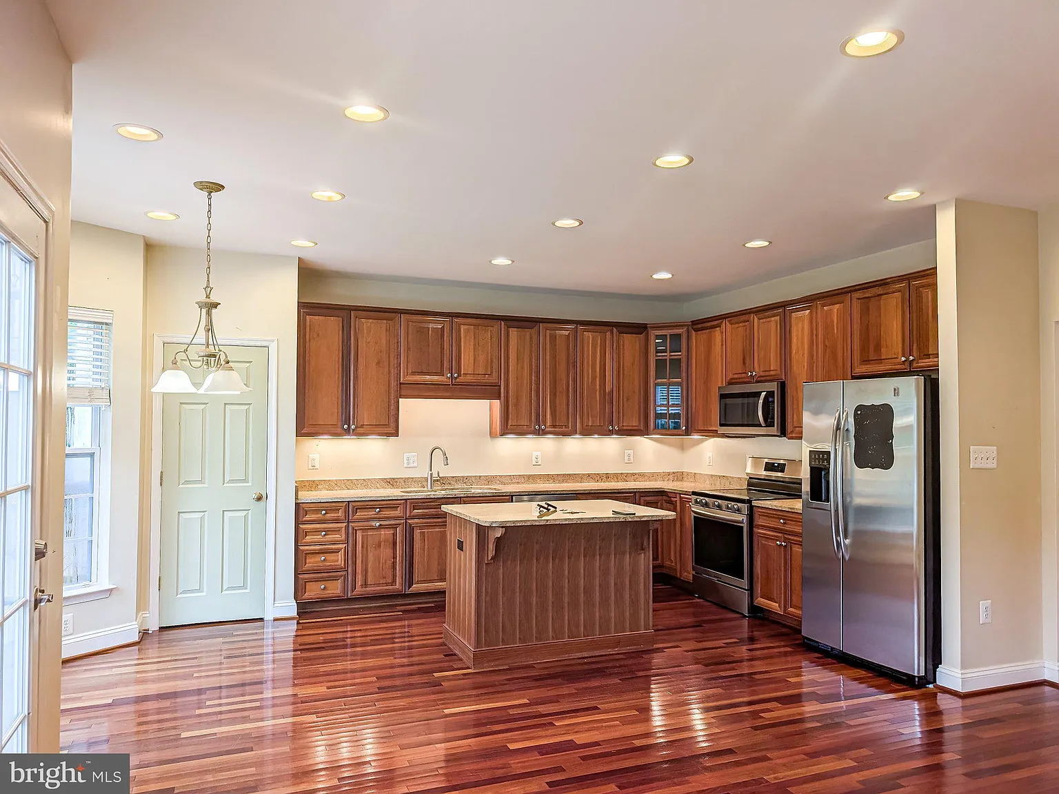3 bed, 3.5 bath, 2719 sqft, $2,600 — Photo 4