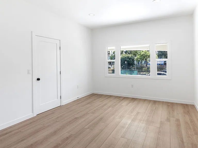 1538 W 30th St #3 — Photo 9