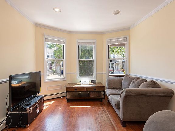 3rd image of 196 Fairview Ave Floor 1