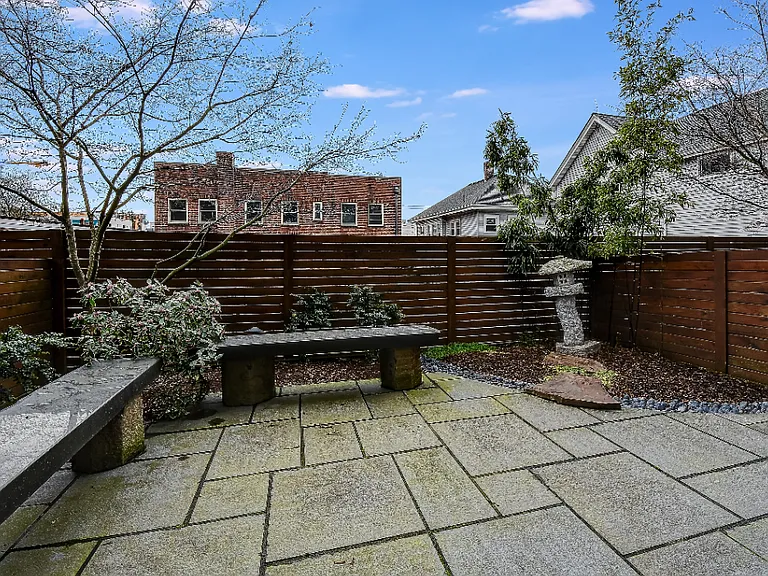 215B 12th Ave E #B — Photo 4