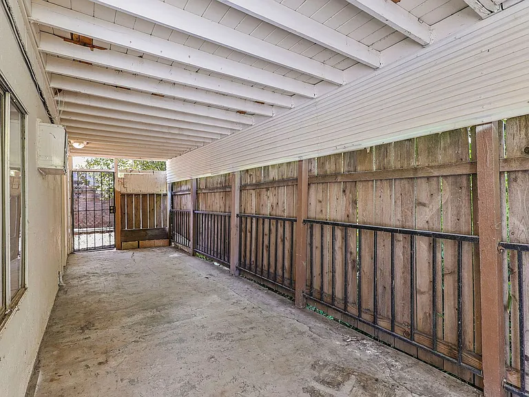 1216 Trinity St — Photo 41