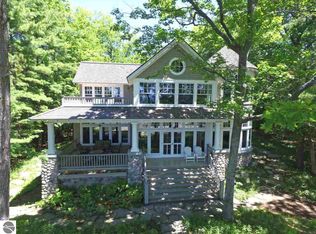808 Neahtawanta Rd, Traverse City, MI 49686