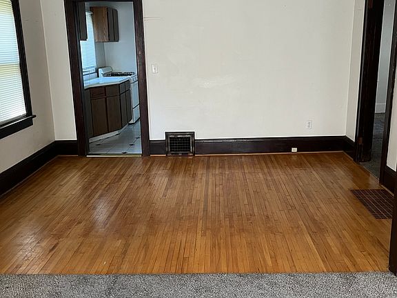 dining room to kitchen